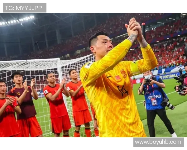 足球明星泪洒赛场瞬间展现脆弱与坚韧的真实情感 足球明星泪洒赛场瞬间展现脆弱与坚韧的真实情感